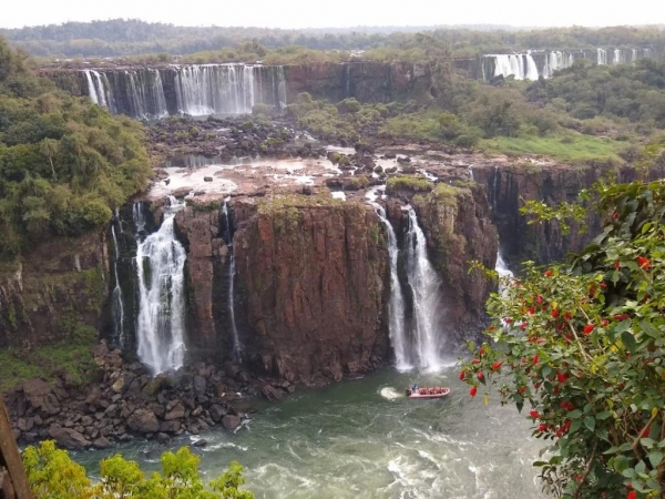 Vazão nas Cataratas está abaixo do normal na tarde desta segunda-feira (16) — Foto: Cassiano Rolim/RPC