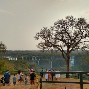Tempo seco diminuiu a vazão das Cataratas do Iguaçu pela metade — Foto: Cassiano Rolim/RPC