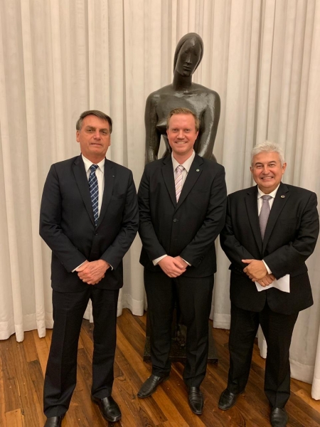 Presidente do Brasil, Jair Bolsonaro (esquerda na foto), Já ro Gund, diretor de desenvolvimento e ordenamento da pesca do ministério da Agricultura – MAPA. ( centro),  e Marcos Pontes como ministro da Ciência e Tecnologia (a direita). (Foto: Divulgação)