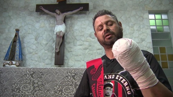 Weslley Pontes lembra que, pouco antes da explosão em que perdeu a mão, olhou para a mão para ver por que a fumaça do sinalizador não estava saindo — Foto: Reprodução/RPC