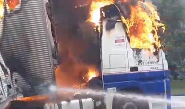 Fogo destruiu caminhão na BR-376, em Guaratuba, na tarde deste domingo (22) — Foto: Divulgação/PRF