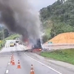 As duas faixas no sentido Santa Catarina foram bloqueadas para que o fogo fosse combatido — Foto: Divulgação/PRF