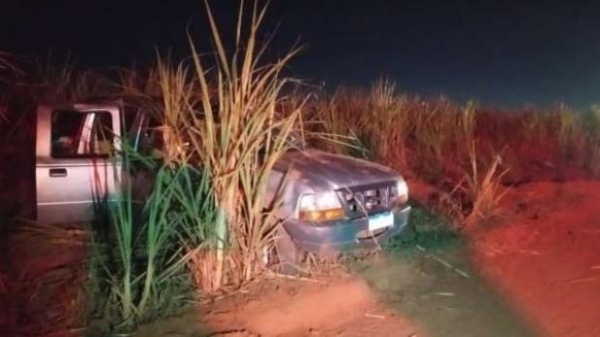 A mulher era passageira da  Ford Ranger, que capotou após o condutor perder o controle da direção.(Foto: Umuarama News)