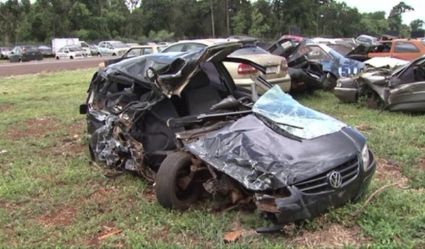 Professora estava no banco de passageiro de carro — Foto: Reprodução/RPC