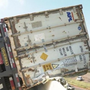Caminhão-guincho deve ser usado para retirar carreta do local — Foto: Reprodução/RPC