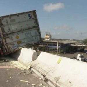 Mureta está segurando veículo para não cair de viaduto em Maringá — Foto: Reprodução/RPC