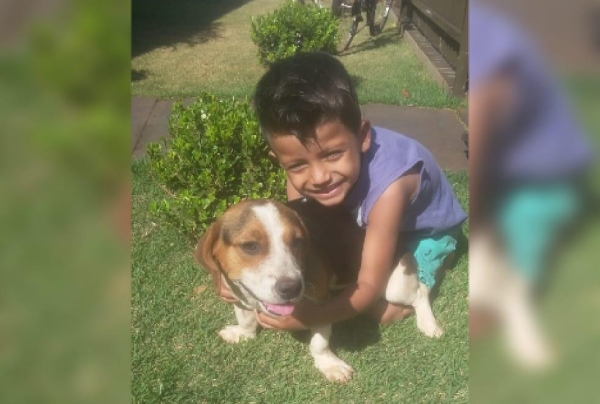 A felecidade da criança com o sei \'amiguinho\' de volta pra casa. (Foto: Divulgação)