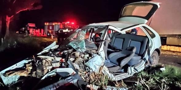 A colisão frontal envolveu um VW/Gol e um Fiat/Uno, ambos com placas de Marmeleiro.(Foto:Campo Erê.com)