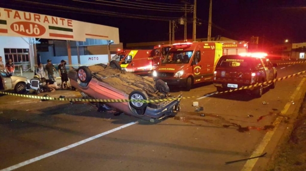 O motorista perdeu o controle, bateu na mureta que divide as pistas e capotou o veículo.(Foto: CGN)