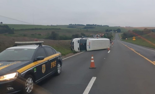 Duas pessoas ficam feridas após micro-ônibus tombar na BR-277 — Foto: Divulgação/PRF