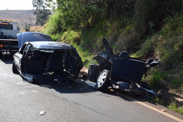 Carro partiu ao meio – Foto Maikiel da Silva Portal de Beltrão
