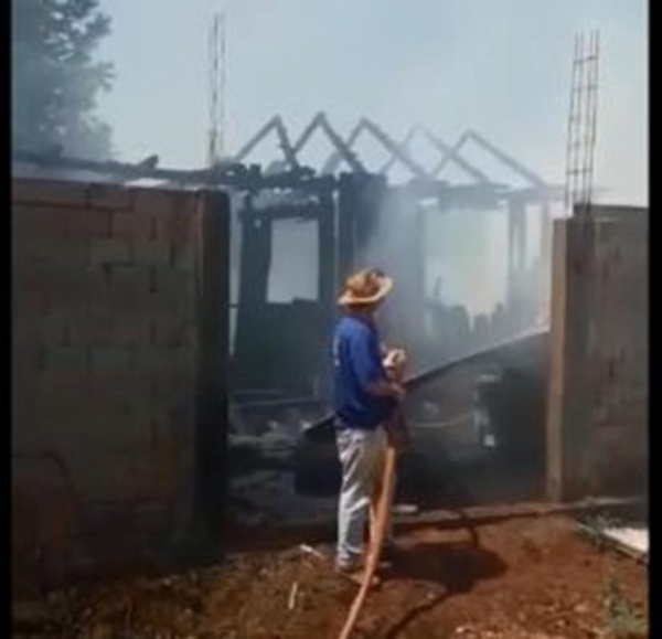 O fogo foi registrado em uma residência mista (Foto: Difusora )