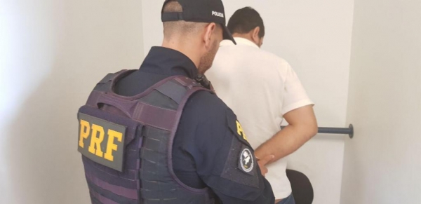  Um contrabandista foi preso em flagrante.. (Fotos: PRF)