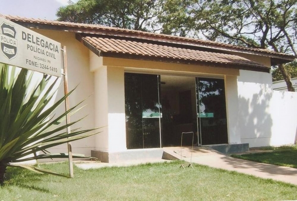 Suspeito foi preso e levado para a delegacia de Paiçandu — Foto: Polícia Civil/Divulgação