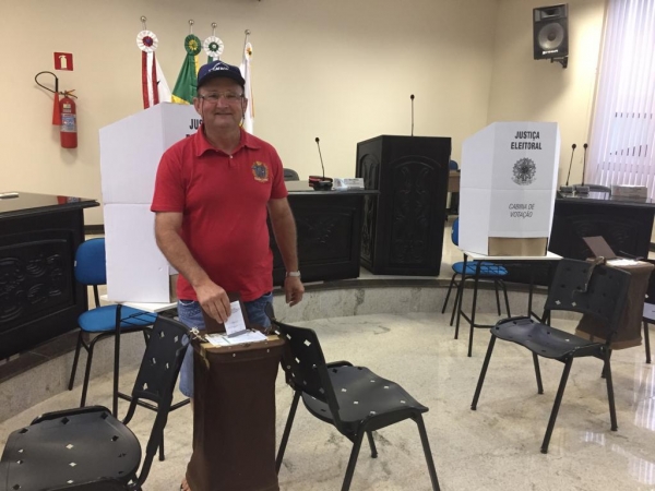 Um dos primeiros a votar na manhã de hoje na sede foi, Nelson Sander.(Fotos: Portal Nova Santa Rosa)