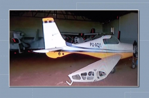 Avião estava dentro de um hangar aguardando reparos desde 2016, em Maringá — Foto: Divulgação/PCPR