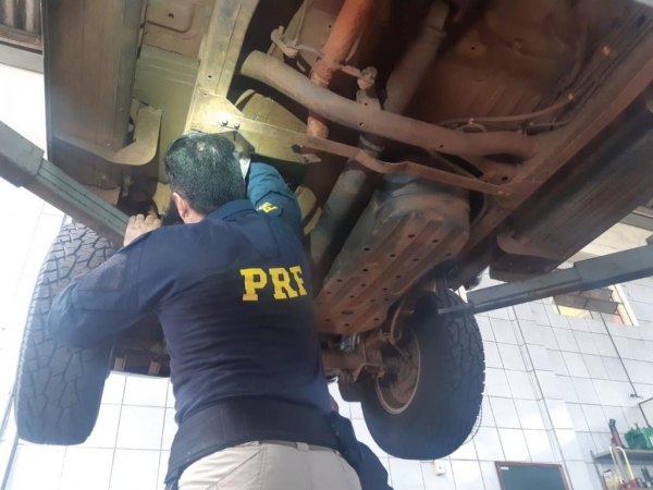 Abordagem ocorreu na BR-163, em Guaíra; motorista foi preso em flagrante. (Fotos: PRF)