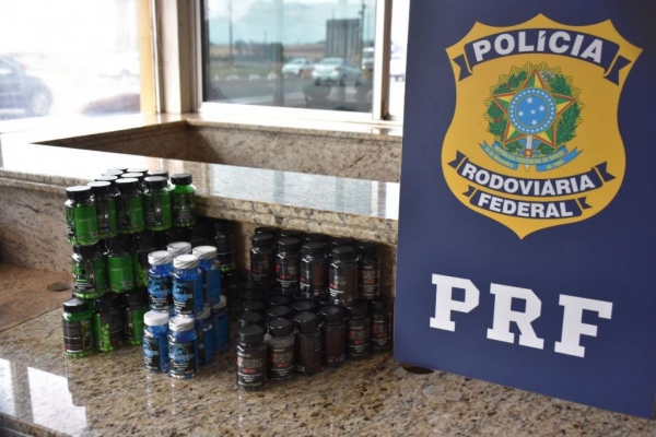 Dentro das duas mochilas estavam 100 frascos de medicamentos importados irregularmente. (Fotos: PRF)