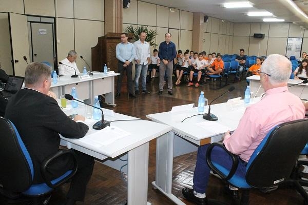 Lideranças conversaram com vereadores antes da sessão. (Foto: Assessoria/câmara)