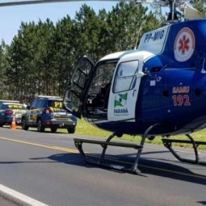 Motorista ferido é socorrido por helicóptero, em Ponta Grossa — Foto: Polícia Rodoviária Federal/Divulgação