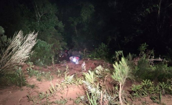A caminhonete caiu em uma ribanceira. (Foto: Plantão 190)