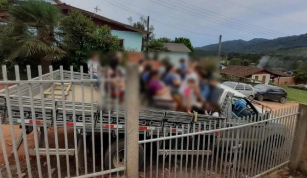 Foto da caminhonete lotada, que tinha sido tirada momentos antes da tragédia (Foto: Colaboração)