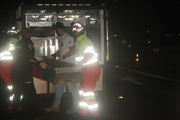 O Instituto Médico Legal (IML) compareceu para remover o corpo. Foto: Blog do Lago