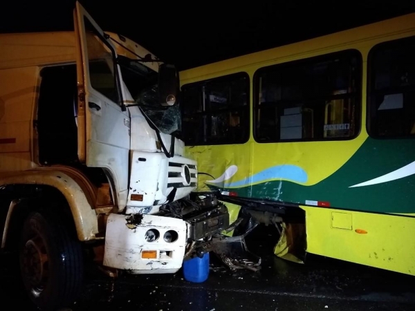 Oito pessoas ficam feridas em acidente entre ônibus e caminhões, diz Corpo de Bombeiros — Foto: Cassiano Rolim/RPC
