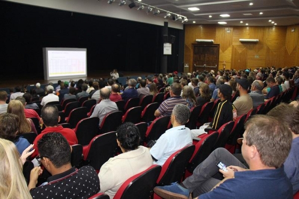 Assembleia no Teatro Municipal. (Fotos: Portal Nova Santa Rosa)