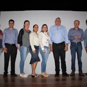 Membros da Diretoria do Condomìnio com o prefeito Norberto. (Foto: Portal Nova Santa Rosa)