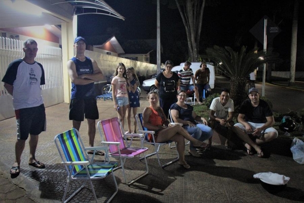 Cerca de 10 pais já estão na fila. (Fotos: Portal Nova Santa Rosa)