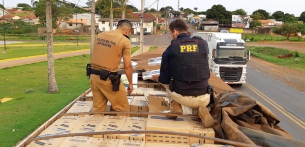 Na vistoria ao veículo, os agentes encontraram cerca de 600 mil carteiras de cigarros. (Fotos: PRF)