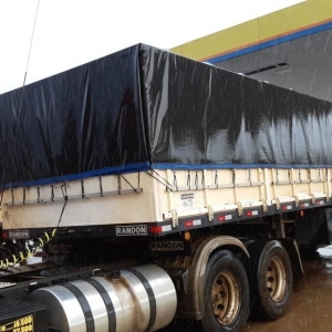 Motorista da carreta informou que, por conta da chuva, precisou acionar o freio, mas o semi reboque perdeu a direção. — Foto: Divulgação/PRF