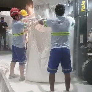 Parte da droga estava escondida em contêiner de frango congelado. — Foto: Divulgação/Receita Federal