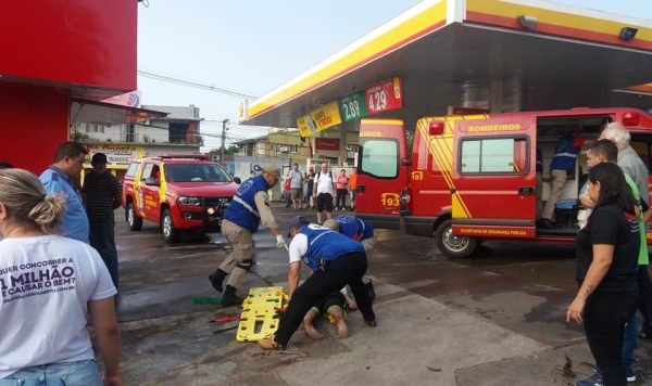 Após troca de socos, o suspeito foi até o carro, um Peugeot, pegou uma arma e disparou contra a vítima. (Foto Guia SMI)