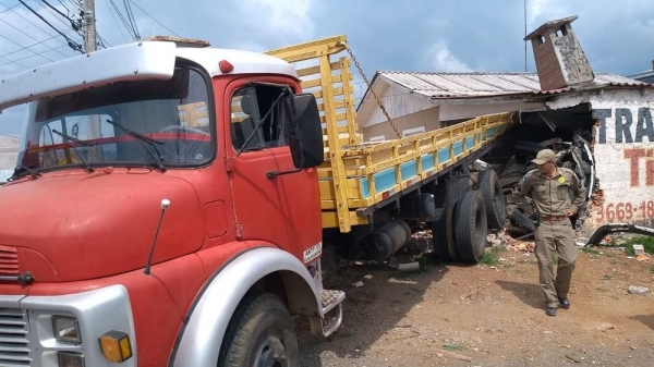 Imagens de câmeras de segurança mostram caminhão em marcha à ré, em Colombo