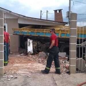 Carro ficou destruído na batida, em Colombo — Foto: Andrei Cunico/RPC