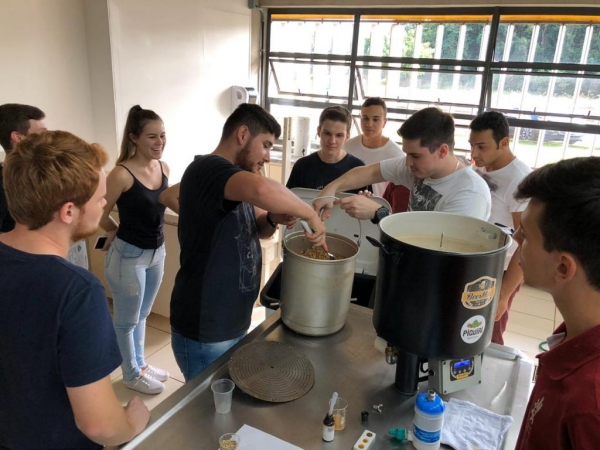 O objetivo é ensinar a produção de cerveja artesanal em casa. (Foto: Assessoria)