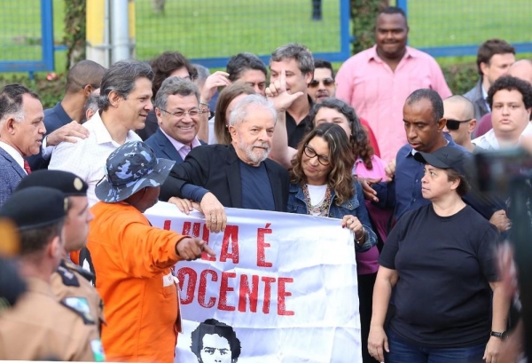 Lula deixou a carceragem da PF nesta sexta-feira (8), após decisão do STF de derrubar prisão em segunda instância — Foto: Giuliano Gomes/PR Press
