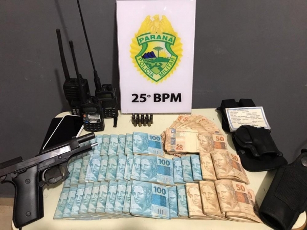 Dinheiro, arma e rádios transmissores foram apreendidos pela polícia em Umuarama — Foto: PM/Divulgação
