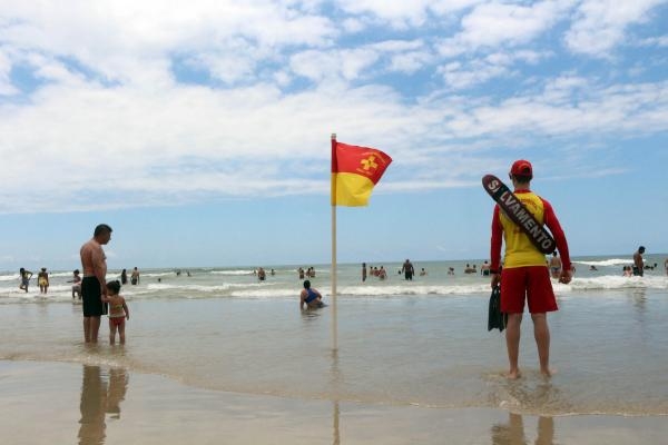 PM reforçou o atendimento à população com postos de guarda-vidas, viaturas e motos aquáticas (Foto: PMPR/divulgação)