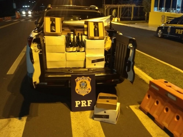 A bebida e o carro foram apreendidos pela PRF. — Foto: Divulgação/PRF