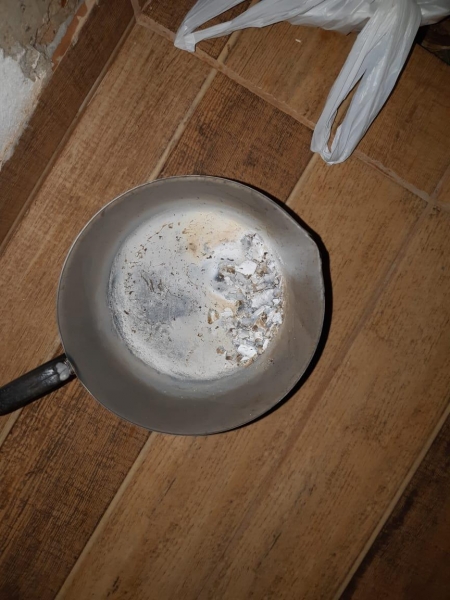 A caneca com os restos da mamadeira após quatro horas de fogo.(Foto: Portal Nova Santa Rosa)