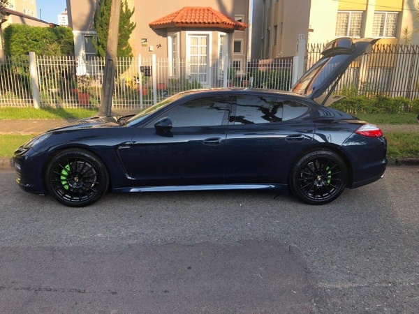 Carro de luxo acabou sendo recuperado. (Divulgação / Polícia Civil)