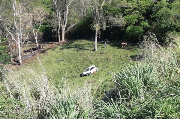 Motorista é encontrado morto após carro capotar às margens da BR-369, em Cornélio Procópio — Foto: PRF/Divulgação