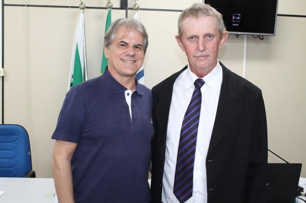 Luiz Ernesto de Giacometti (a esquerda) e o autor do projeto, vereador Enio Moesch (a direita). (Fotyo: Assessoria)