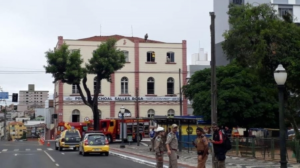 Rapaz já está sendo atendido pelos bombeiros e socorristas Foto: Sérgio Duze / aRede