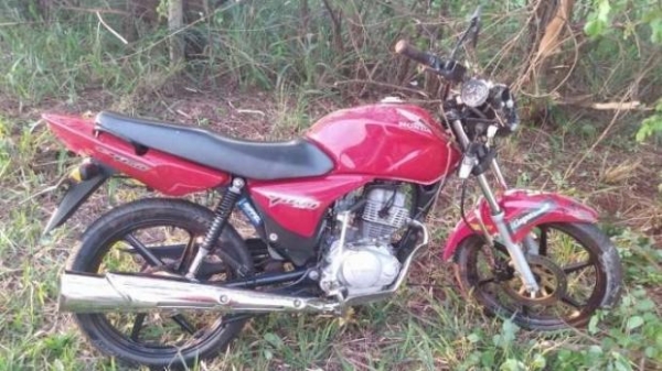 O motociclista seguia sentido distrito Serra dos Dourados quando perdeu o controle da direção e chocou-se contra a árvore. (Foto: PRF)