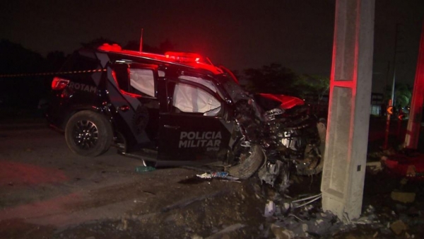 Um homem morreu e quatro policiais ficaram feridos após carro da PM bater contra poste em perseguição, em Piraquara — Foto: Tony Mattoso/RPC