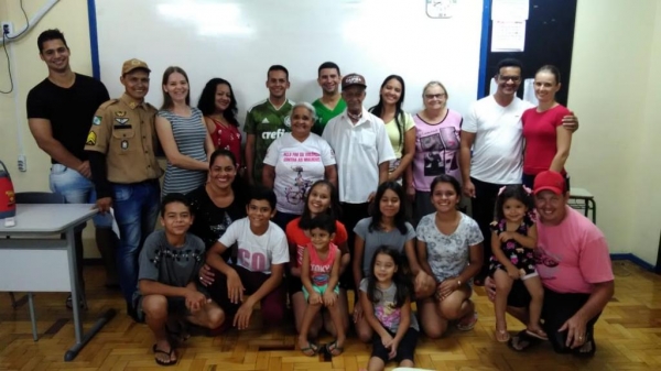 Família Garai reunida após a homenagem. (Foto: Divulgação/Arquivo Familiar)